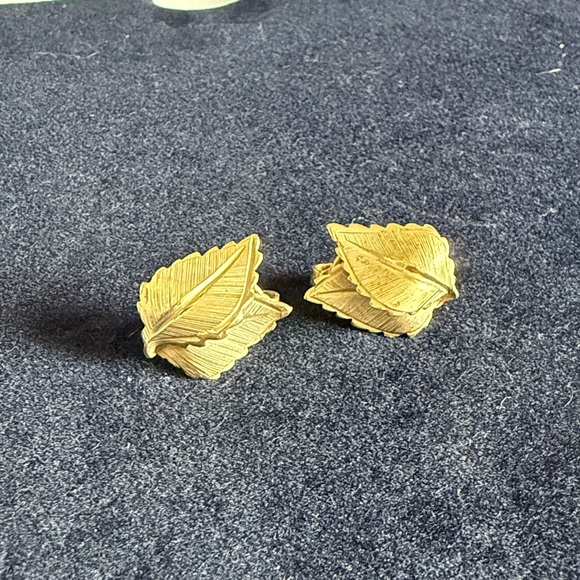 Vintage Signed Giovanni Double Leaf Clip-on Earrings - Picture 1 of 3